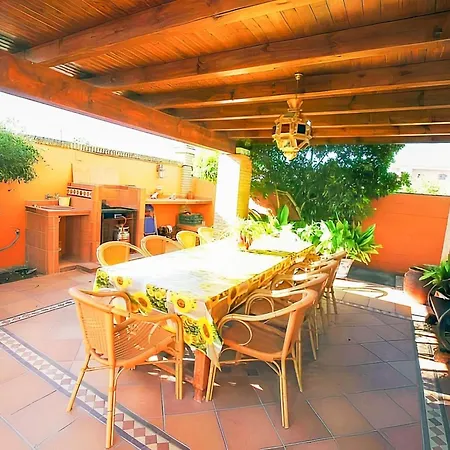 Con Piscina Privada Y Amplio Jardin En - Solo Familias Y Parejas