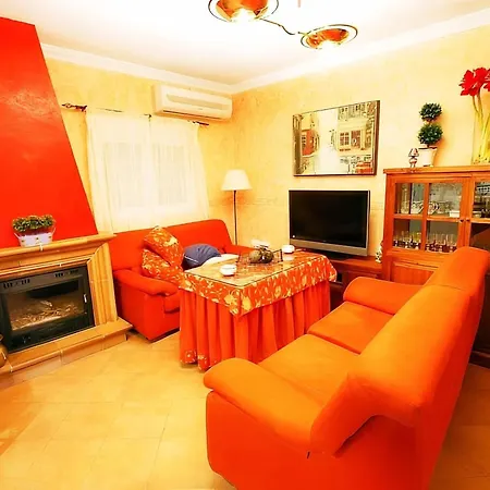 Con Piscina Privada Y Amplio Jardin En - Solo Familias Y Parejas *
