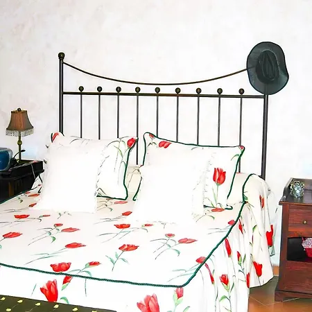 Con Piscina Privada Y Amplio Jardin En - Solo Familias Y Parejas