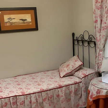 Con Piscina Privada Y Amplio Jardin En - Solo Familias Y Parejas